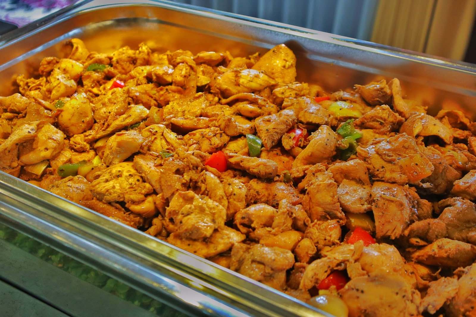 Ayam berbumbu dengan cabai merah di dalam pemanas saji