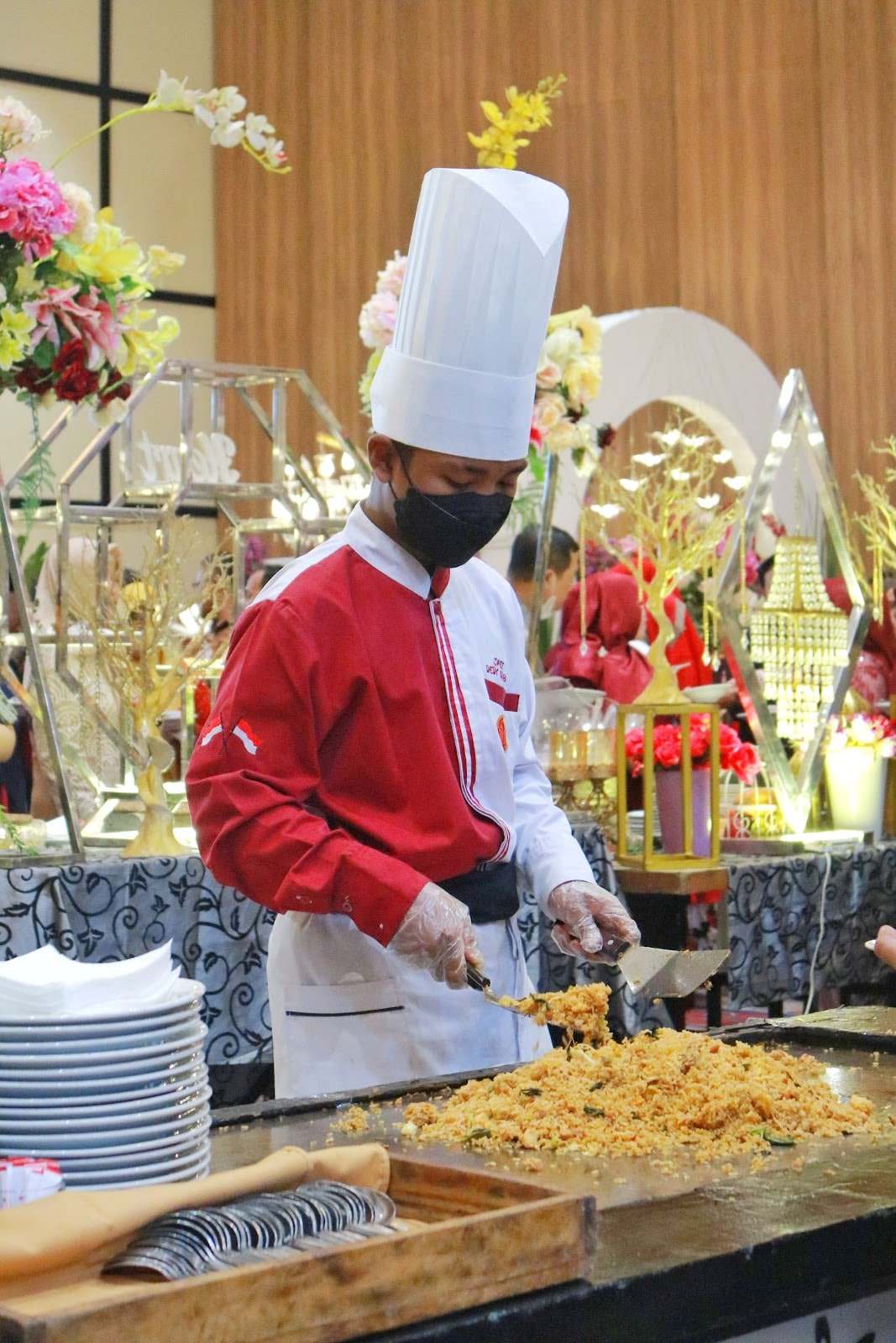 Koki Suci Catering memasak nasi goreng langsung di depan tamu