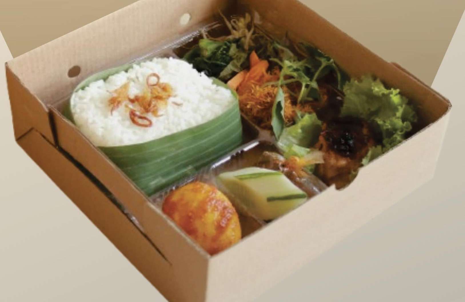 Nasi kotak Suci Catering berisi nasi, ayam, telur bumbu, sayur, dan kue