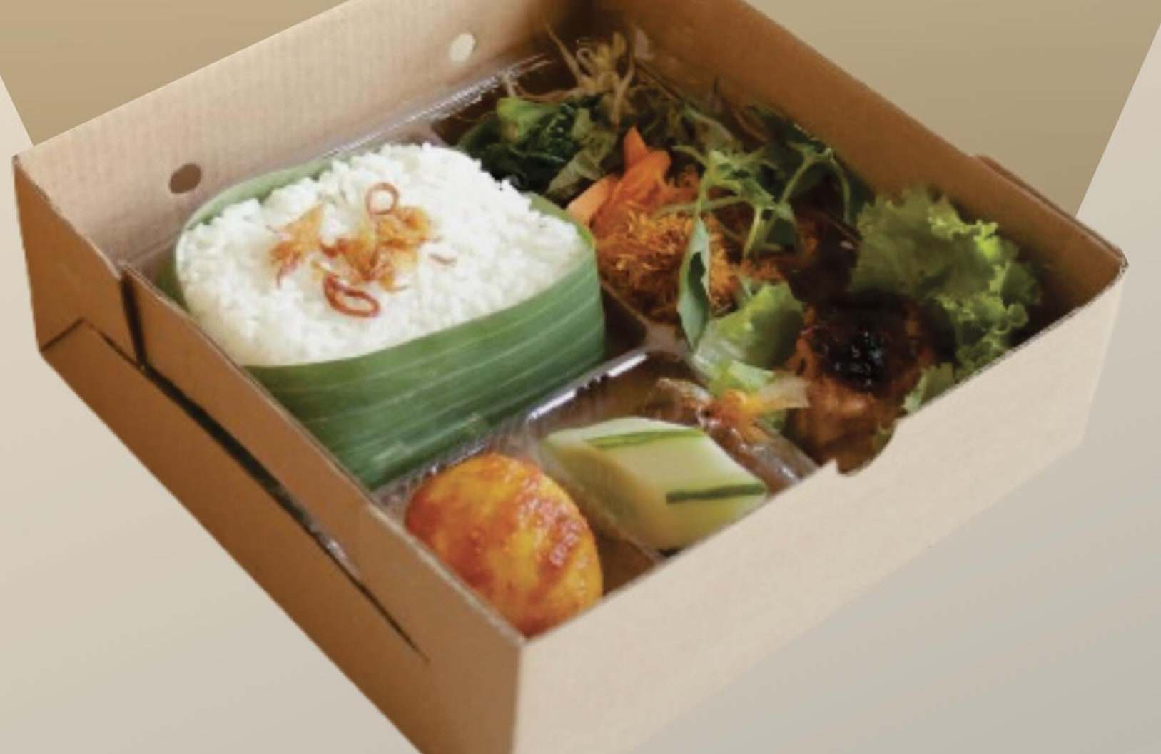 Nasi kotak Suci Catering berisi nasi, ayam, telur bumbu, sayur, dan kue