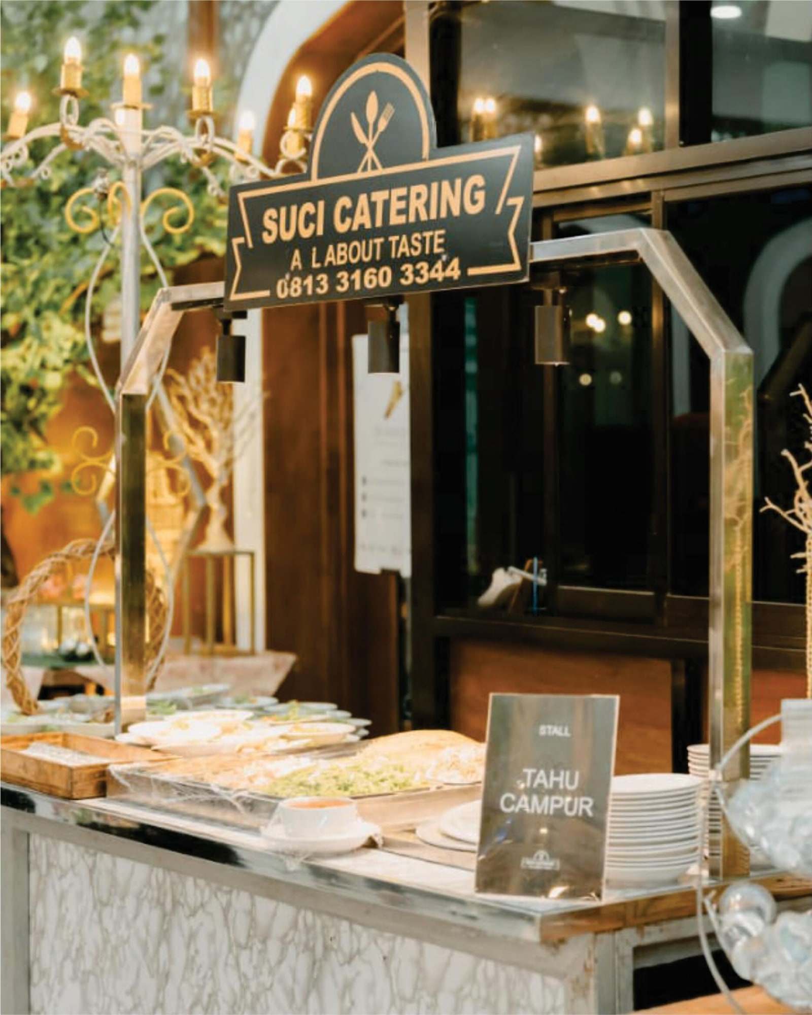 Stall tahu campur Suci Catering dengan papan nama dan lampu lilin