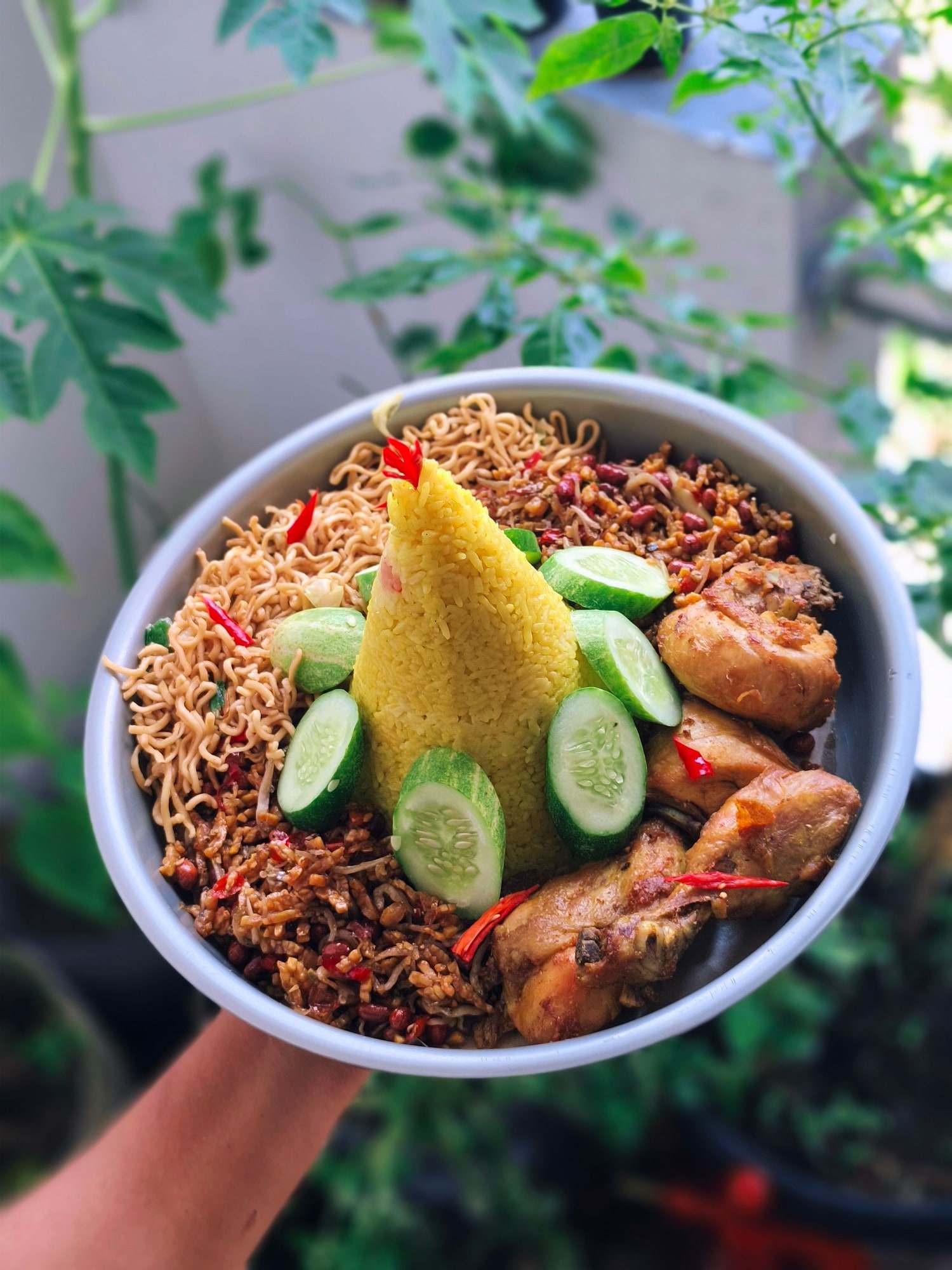 Tumpeng mini nasi kuning dengan mi goreng, ayam, dan mentimun (foto ilustrasi)